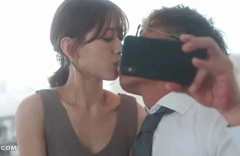 Thấy vợ hơi lạ, ông chồng xem điện thoại vợ yêu và thấy cảnh phang với tiền bối của mình