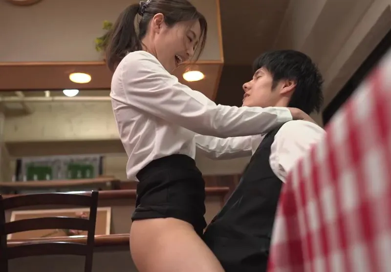 Cậu trai trẻ nắc đồng nghiệp nữ làm chung công ty có ông chồng nhưng gã chồng “yếu”