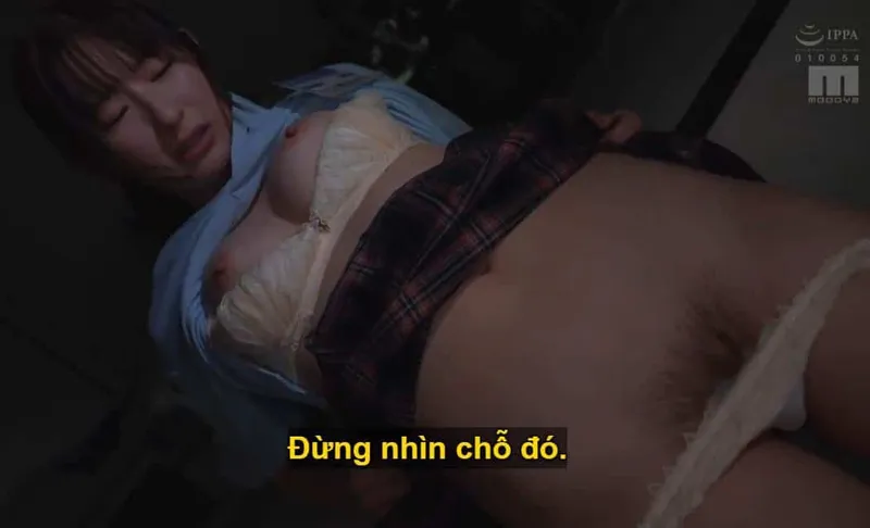 Người sếp dự định "xử đẹp" cô nhân viên kiêu kỳ lười nhác, suốt ngày chỉ mải mê chat chit với người yêu.